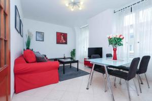 Spacious Apartment steps from the City Centre