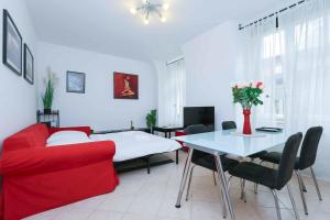 Spacious Apartment steps from the City Centre