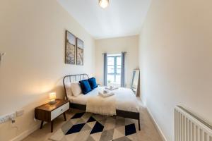 2 Bed Apartment next to Chester Train Station Parking