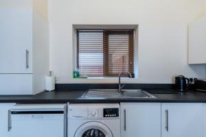 2 Bed Apartment next to Chester Train Station Parking