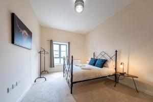 2 Bed Apartment next to Chester Train Station Parking
