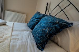 2 Bed Apartment next to Chester Train Station Parking