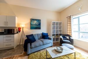 2 Bed Apartment next to Chester Train Station Parking