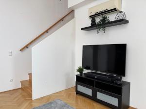 100qm, 2 BR, Schönbrunn, central, balcony