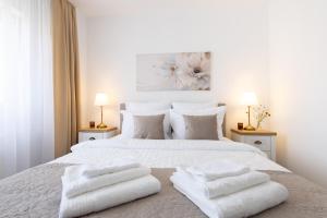 Regal 2BR Central Apartment with Free Parking - Monastery