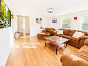 Treeview - Cozy 2 BR Apt ~1 hr from NYC Fast Wi-fi