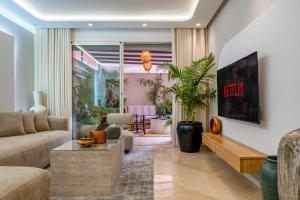 Majorelle 2BR with Private Jacuzzi & Parking