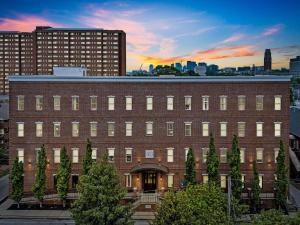 Fabulous NashVegas Loft Retreat near Vandy off West End Mins to Broadway
