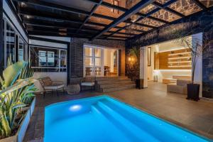 Luxury Lake Mansion: Pool & 15 min to Poblado