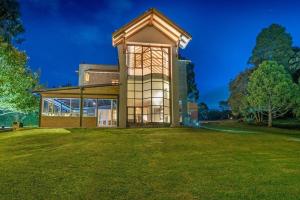 Luxury Lake Mansion: Pool & 15 min to Poblado