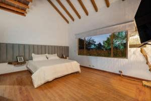 Luxury Lake Mansion: Pool & 15 min to Poblado