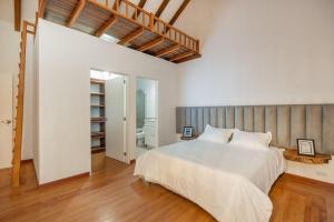Luxury Lake Mansion: Pool & 15 min to Poblado