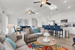 New With heated Pool and Pier! Ideal for 2 Families!