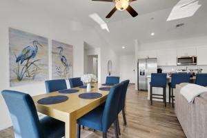 New With heated Pool and Pier! Ideal for 2 Families!