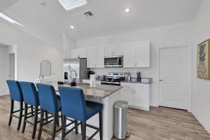 New With heated Pool and Pier! Ideal for 2 Families!