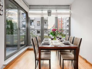 Parkside Flat with Private Garage