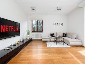 Parkside Flat with Private Garage