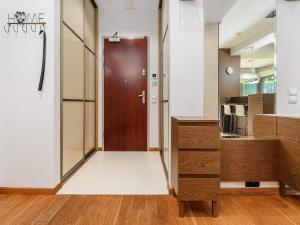 Parkside Flat with Private Garage