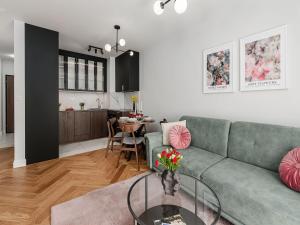 Stay near Park & Cafes