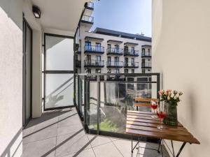 Stay near Park & Cafes