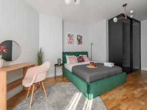 Stay near Park & Cafes