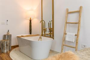 Mountain & Sunset View Apartment - Bathtub - Parking