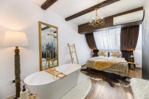 Mountain & Sunset View Apartment - Bathtub - Parking