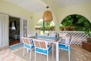 Large pool gardens and close to beach - Aqua Bliss