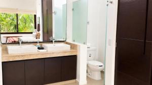 Townhome with private Rooftop & Jacuzzi - Beach across street