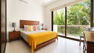 Townhome with private Rooftop & Jacuzzi - Beach across street