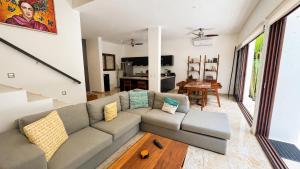 Townhome with private Rooftop & Jacuzzi - Beach across street