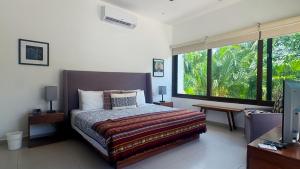 Townhome with private Rooftop & Jacuzzi - Beach across street