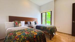 Townhome with private Rooftop & Jacuzzi - Beach across street