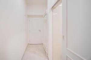 Modern Old Town Apt with Balcony - Walk Everywhere