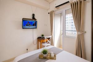 Comfy Studio Apartment @ Green Pramuka City By Travelio