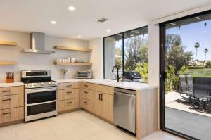 A Palm Desert Dream w Golf Course View