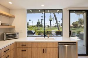 A Palm Desert Dream w Golf Course View