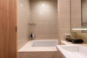 Low rise Condo BTS PhromPhong EMTower Cafe&7-11