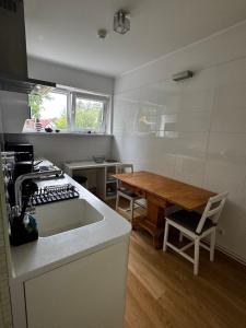 Cozy apartment - 100m beach, AC, workstation, balcony, backyard, self check-in, yoga mat