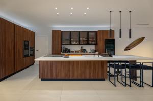Villa Sandora, Luxury 14 Guests, Walk to Beach