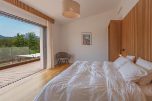 Villa Sandora, Luxury 14 Guests, Walk to Beach