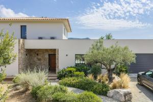 Villa Sandora, Luxury 14 Guests, Walk to Beach