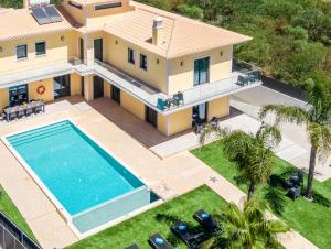 Villa Lion Beach - Moderna com Piscina Aquecível e BBQ