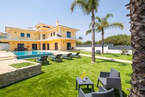 Villa Lion Beach - Moderna com Piscina Aquecível e BBQ