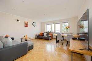 Practical Family Apartment with 2 Bedrooms a Few Minutes From the Airport by Noclegi Renters