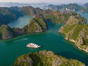 Scarlet Pearl Cruises - Wonder On Lan Ha Bay