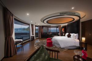 Scarlet Pearl Cruises - Wonder On Lan Ha Bay