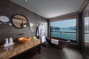 Scarlet Pearl Cruises - Wonder On Lan Ha Bay