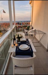 Ampio monolocale con terrazza fronte mare 104