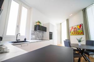 Emmeloft I Full Moon - Modern Bright Mood Milan